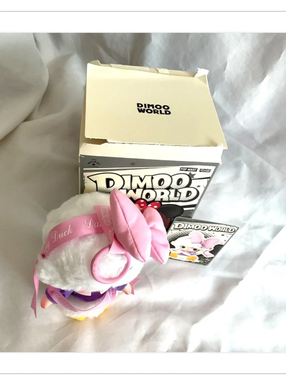 DIMOO WORLD * DISNEY Series Vinyl Plush Keychain - Daisy’s Gift NEW